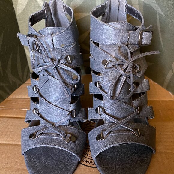 GUC~.MAURICES  back zip  gladiator 3"heel sandals 6.5 M - Picture 1 of 14